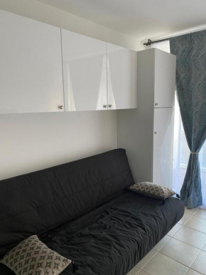 Joli studio neuf av terrasse à 50 m de la mer et gare